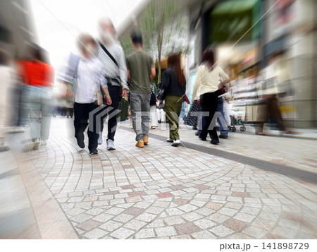 アーケード街を買い物などで歩く人々 アーケード街を買い物などで歩く人々 141898729