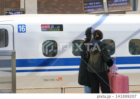 新幹線を待つ旅行者 新幹線を待つ旅行者 141899207