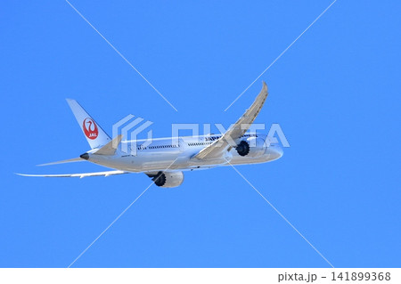 上昇するJAL機 青空を飛ぶJAL機 上昇するJAL機 青空を飛ぶJAL機 141899368