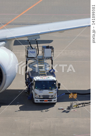 ジェット機への給油 燃料補給 ジェット燃料 空港業務 ジェット機への給油 燃料補給 ジェット燃料 空港業務 141899381