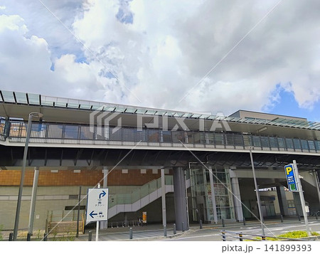青空と積乱雲が広がる駅前ロータリー 青空と積乱雲が広がる駅前ロータリー 141899393