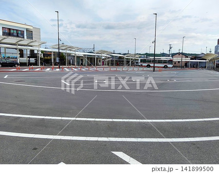 駅前ロータリーとバス乗り場の風景 駅前ロータリーとバス乗り場の風景 141899500