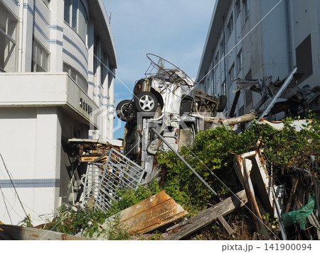 東日本大震災遺構・伝承館　折り重なった車 141900094