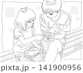 兄妹で仲良くカキ氷を分け合う　白黒 141900956