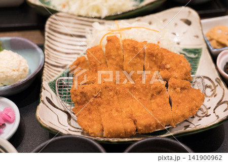 鹿児島産黒豚わらじとんかつ御膳 141900962