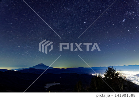 大菩薩嶺から見る富士山と星空・甲府盆地の夜景 大菩薩嶺から見る富士山と星空・甲府盆地の夜景 141901399