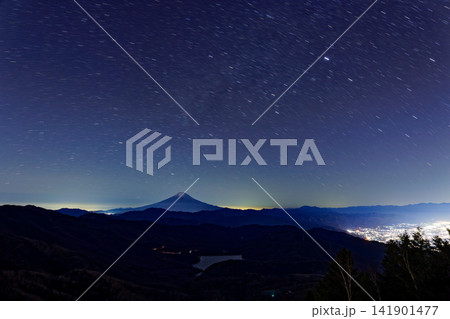大菩薩嶺から見る富士山と星空・甲府盆地の夜景 141901477