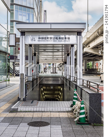 仲御徒町駅自転車駐車場の入口 地下駐輪場へ続く階段 仲御徒町駅自転車駐車場の入口 地下駐輪場へ続く階段 141901794