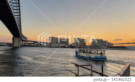 渡船と夕景 141902322