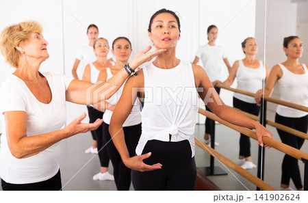 Women training ballet moves with trainer 141902624