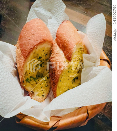 ガーリックバターを塗った焼きたてガーリックトースト ガーリックバターを塗った焼きたてガーリックトースト 141902790