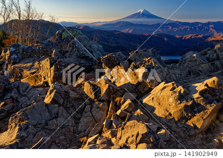 大菩薩嶺・雷岩から見る朝の富士山 141902949