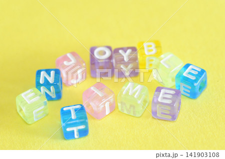 子供のおもちゃで文字あそび 子供のおもちゃで文字あそび 141903108
