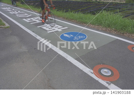 道路交通法改正で話題となっている自転車の走行現場を撮影 道路交通法改正で話題となっている自転車の走行現場を撮影 141903188
