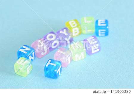 子供のおもちゃで文字あそび 子供のおもちゃで文字あそび 141903389