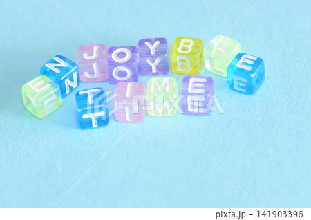 子供のおもちゃで文字あそび 子供のおもちゃで文字あそび 141903396