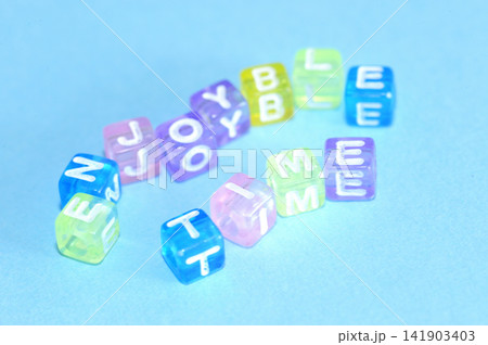 子供のおもちゃで文字あそび 子供のおもちゃで文字あそび 141903403