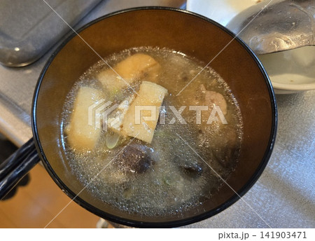 お椀に盛られた手作りのきのこ汁(味噌汁)の料理写真 お椀に盛られた手作りのきのこ汁(味噌汁)の料理写真 141903471