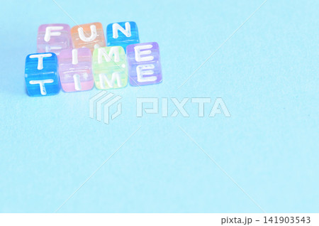 子供のおもちゃで文字あそび 子供のおもちゃで文字あそび 141903543