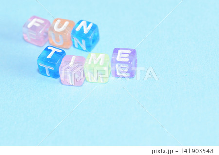 子供のおもちゃで文字あそび 141903548