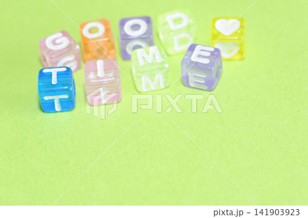 子供のおもちゃで文字あそび 141903923