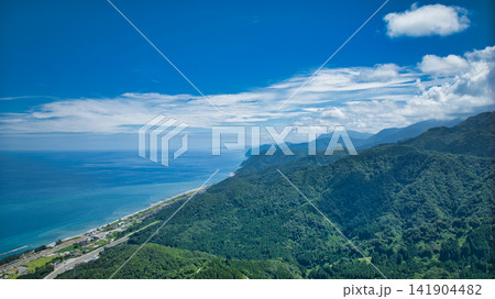 夏の富山県朝日町笹川地区から新潟県糸魚川市方面を眺める 夏の富山県朝日町笹川地区から新潟県糸魚川市方面を眺める 141904482