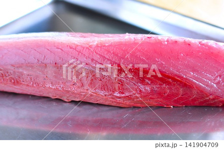 かつおの刺身用サク、血合い かつおの刺身用サク、血合い 141904709