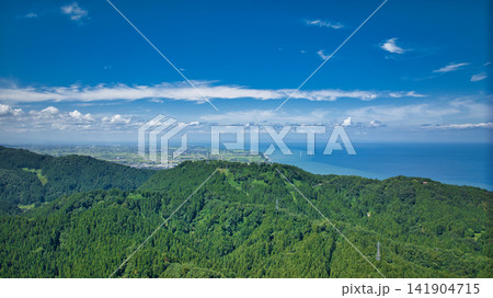 夏の富山県朝日町笹川地区の笹川地区越しの黒部川扇状地や海岸線の洋上風力発電風車など 夏の富山県朝日町笹川地区の笹川地区越しの黒部川扇状地や海岸線の洋上風力発電風車など 141904715