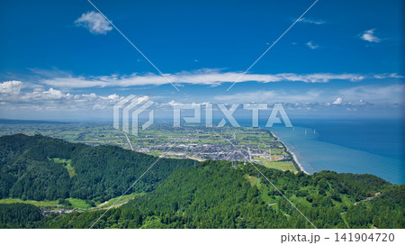 夏の富山県朝日町笹川地区の笹川地区越しの黒部川扇状地や海岸線の洋上風力発電風車など 141904720