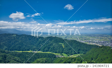 夏の富山県朝日町笹川地区の笹川地区越しの黒部川扇状地や海岸線の洋上風力発電風車など 夏の富山県朝日町笹川地区の笹川地区越しの黒部川扇状地や海岸線の洋上風力発電風車など 141904721