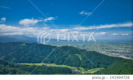夏の富山県朝日町笹川地区の笹川地区越しの黒部川扇状地や海岸線の洋上風力発電風車など 夏の富山県朝日町笹川地区の笹川地区越しの黒部川扇状地や海岸線の洋上風力発電風車など 141904726