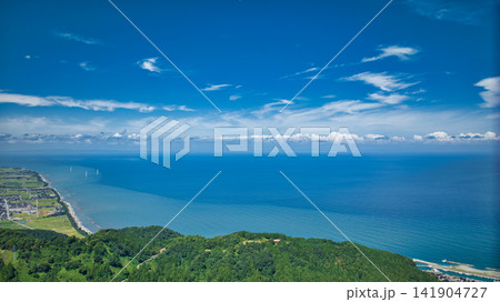 夏の富山県朝日町笹川地区の笹川地区越しの黒部川扇状地や海岸線の洋上風力発電風車など 夏の富山県朝日町笹川地区の笹川地区越しの黒部川扇状地や海岸線の洋上風力発電風車など 141904727