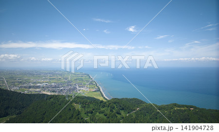 夏の富山県朝日町笹川地区の笹川地区越しの黒部川扇状地や海岸線の洋上風力発電風車など 141904728