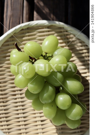 竹ザルに乗せた訳ありだけど美味しい家庭用シャインマスカット 竹ザルに乗せた訳ありだけど美味しい家庭用シャインマスカット 141904866
