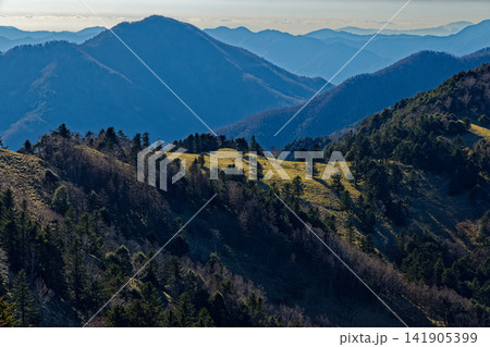 大菩薩連嶺・石丸峠から見る狼平と雁ヶ腹摺山 141905399