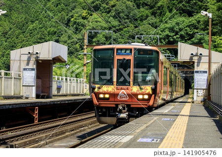 嵯峨野線、保津峡駅に停車する223系電車(森の京都QRトレインラッピング) 嵯峨野線、保津峡駅に停車する223系電車(森の京都QRトレインラッピング) 141905476