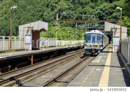 嵯峨野線、保津峡駅に停車する221系普通列車 嵯峨野線、保津峡駅に停車する221系普通列車 141905652