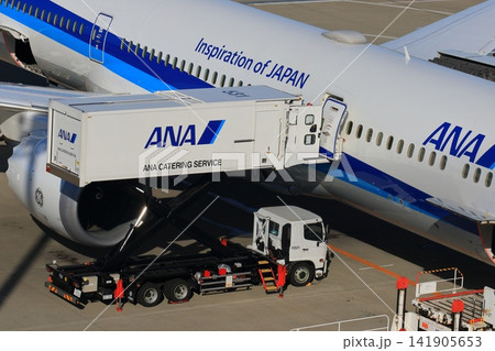 出発準備の旅客機 ケータリングの積み込み 出発準備の旅客機 ケータリングの積み込み 141905653