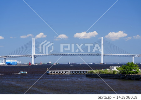 青空広がる横浜港の風景 真横から望む横浜ベイブリッジの全景 / Yokohama Bay Bridg 青空広がる横浜港の風景 真横から望む横浜ベイブリッジの全景 / Yokohama Bay Bridg 141906019