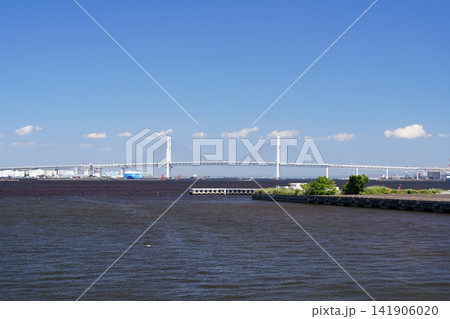青空広がる横浜港の風景　真横から望む横浜ベイブリッジの全景 141906020