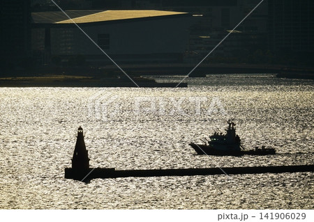 黄昏の横浜港 逆光の水面と船のシルエット / Dramatic Silhouette of a Bo 黄昏の横浜港 逆光の水面と船のシルエット / Dramatic Silhouette of a Bo 141906029