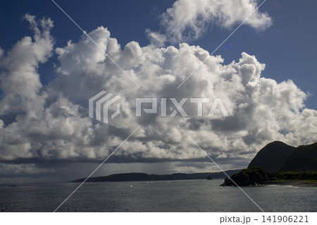 初秋の奄美大島 東シナ海に沈む夕陽と海原 141906221