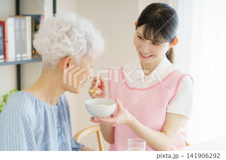 お粥を食べる日本人シニア女性と若い日本人看護師 お粥を食べる日本人シニア女性と若い日本人看護師 141906292