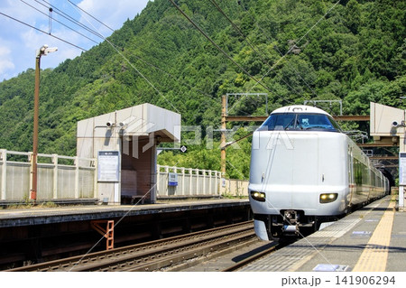 嵯峨野線、保津峡駅を通過する特急きのさき 嵯峨野線、保津峡駅を通過する特急きのさき 141906294