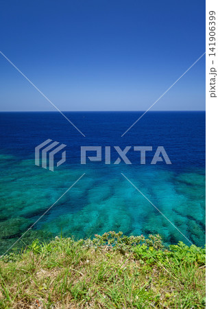 沖縄の崖から見える青い海 141906399