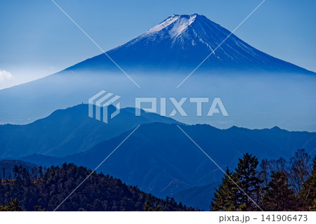 晩秋の大菩薩連嶺・小金沢山から見る富士山 晩秋の大菩薩連嶺・小金沢山から見る富士山 141906473
