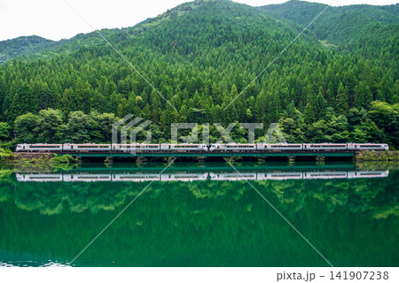 下原ダム湖を行くJR高山線の特急「ワイドビューひだ」 下原ダム湖を行くJR高山線の特急「ワイドビューひだ」 141907238