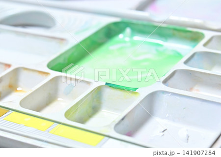 夏休みの宿題で使う水彩絵の具セットと筆 パレットと絵画道具のクローズアップ 141907284