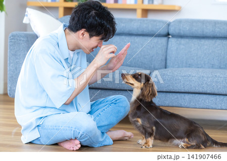 ファミリー 犬のいる暮らし しつけをしている男性 ファミリー 犬のいる暮らし しつけをしている男性 141907466