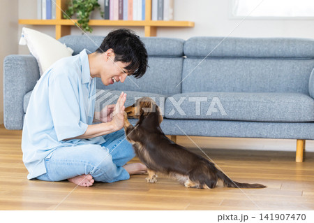 ファミリー 犬のいる暮らし しつけをしている男性 ファミリー 犬のいる暮らし しつけをしている男性 141907470
